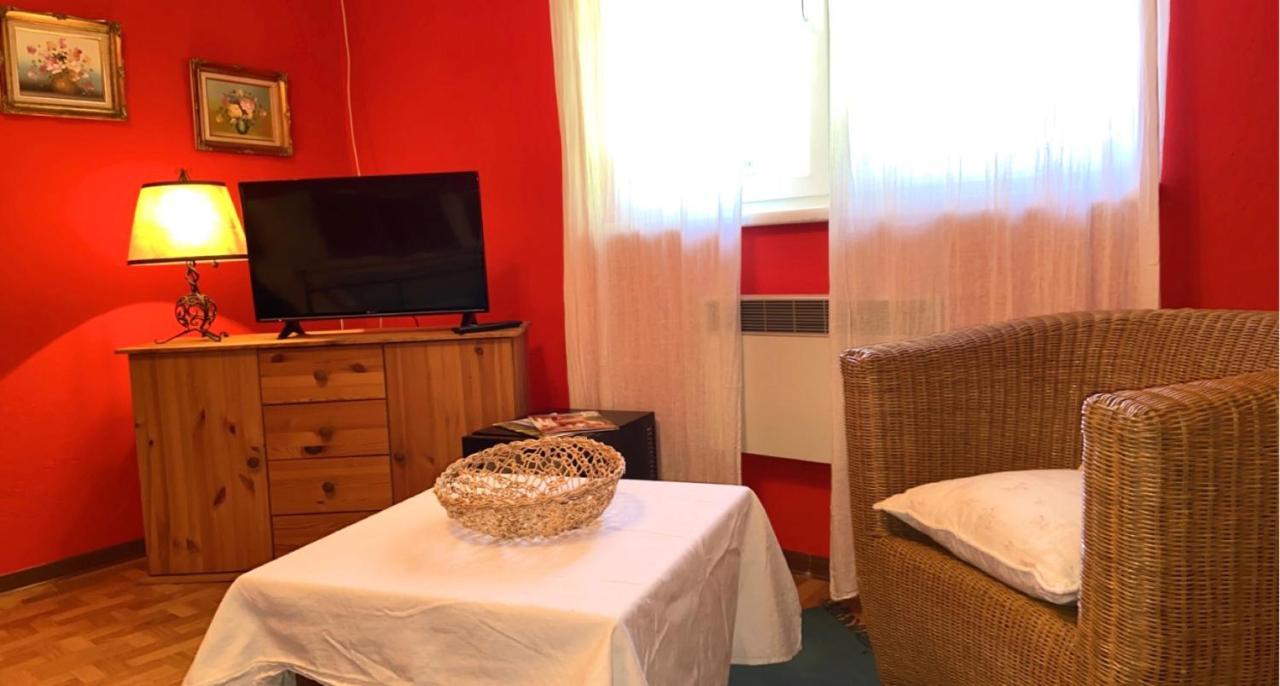 Gemutliches Zimmer Im Innenhof ヨイス エクステリア 写真