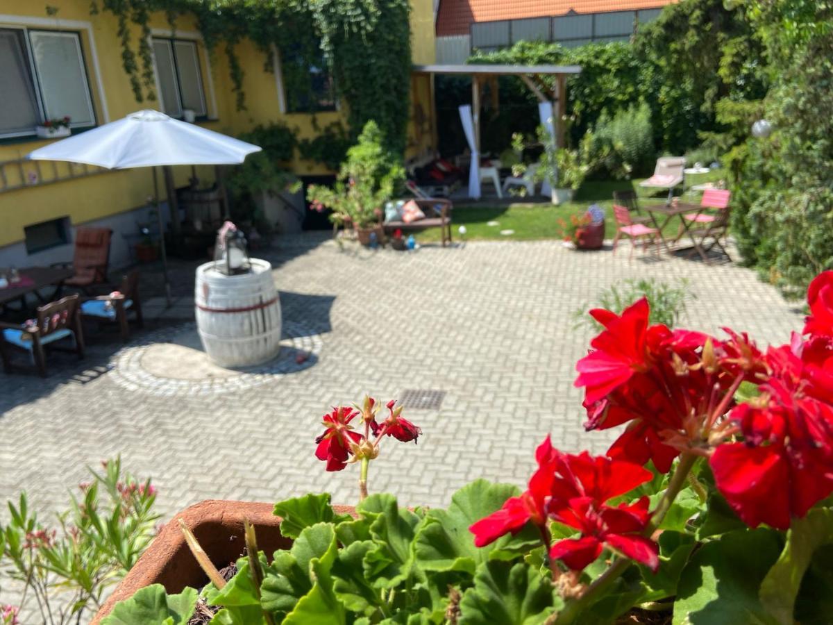 Gemutliches Zimmer Im Innenhof ヨイス エクステリア 写真
